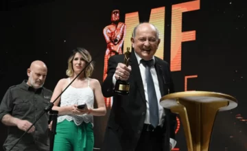 Chiche Gelblung se cayó en la alfombra roja y quedó ensangrentado Chiche Gelblung se cayó en la alfombra roja y quedó ensangrentado