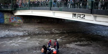 Un carabinero tiró al río a un joven en plena protesta y lo investigan por “homicidio frustrado” Un carabinero tiró al río a un joven en plena protesta y lo investigan por “homicidio frustrado”
