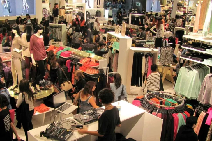 Una multitud se volcó a las calles de Santiago y luego declararon otro toque de queda