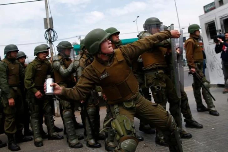 Violencia, fuego y militares en las calles: las últimas horas de Chile en imágenes