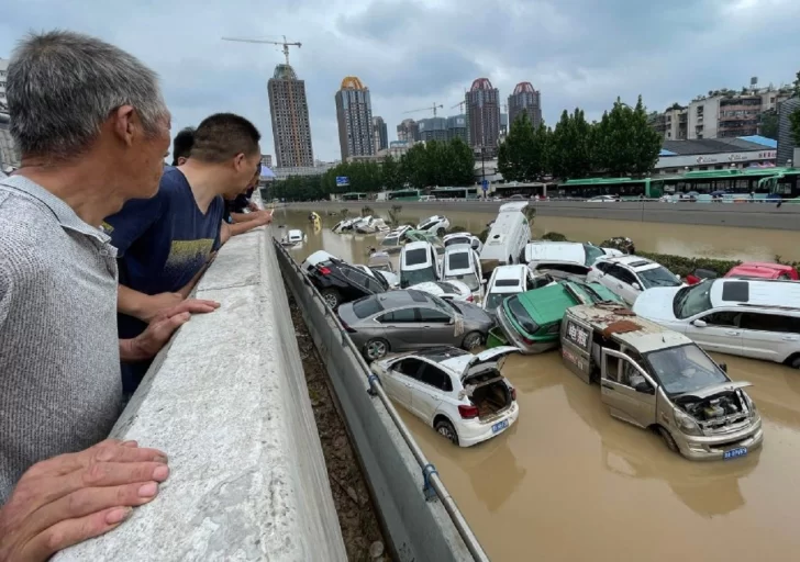 Evacúan a miles de habitantes por inundaciones en China, amenazada por un tifón