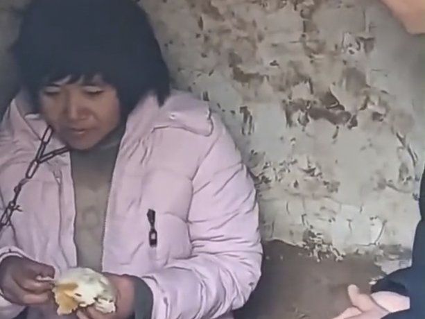 Rescataron a una mujer que vivía encadenada a una pared Rescataron a una mujer que vivía encadenada a una pared