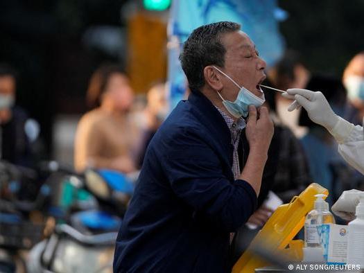 China extendió confinamientos tras registrar un récord de casos diarios de covid