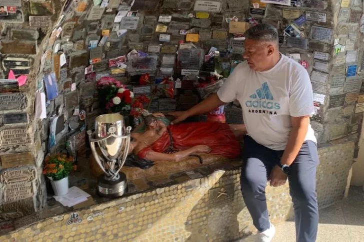 Chiqui Tapia cumplió su promesa y visitó la Difunta Correa a días de Qatar 2022