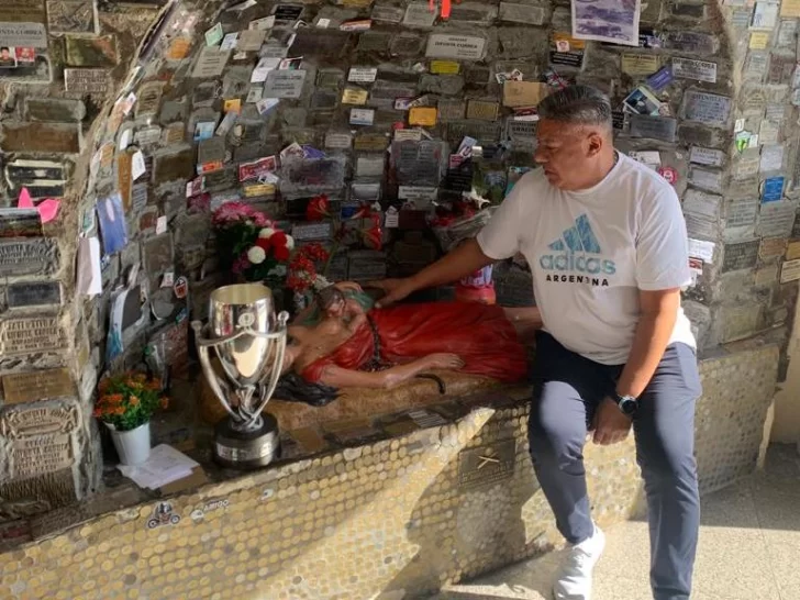 Chiqui Tapia cumplió su promesa y visitó la Difunta Correa a días de Qatar 2022