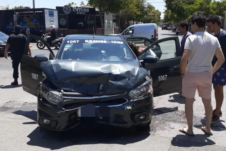 Un aparatoso choque en Capital destrozó la trompa de un remis