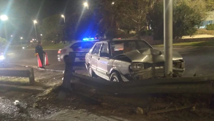 Se quedó dormido, chocó contra un pilar, se bajó y se fue en otro auto Se quedó dormido, chocó contra un pilar, se bajó y se fue en otro auto