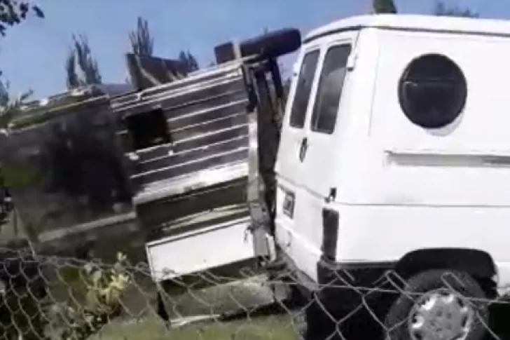 Aparatoso descarrilamiento de una camioneta con un carro panchero en Ruta 40