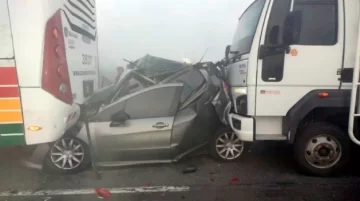 Dos personas murieron en un choque múltiple entre un camión, un auto y un micro Dos personas murieron en un choque múltiple entre un camión, un auto y un micro