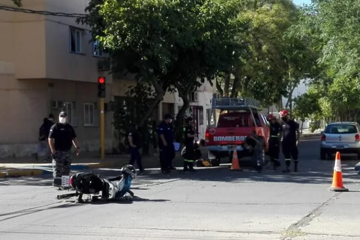 Dos hombres tuvieron que ser hospitalizados tras chocar con una dotación de Bomberos