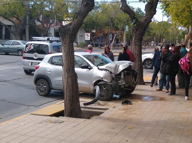 Fuerte choque entre un colectivo y un auto en pleno microcentro sanjuanino Fuerte choque entre un colectivo y un auto en pleno microcentro sanjuanino
