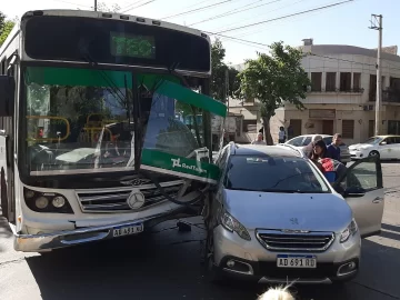 En un cruce sin semáforos, chocaron un colectivo y un auto: una mujer, hospitalizada En un cruce sin semáforos, chocaron un colectivo y un auto: una mujer, hospitalizada
