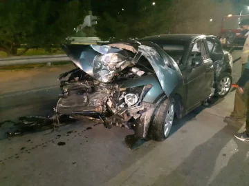 Creen que manejaba ebrio, chocó varios autos estacionados y terminó incrustado en un árbol Creen que manejaba ebrio, chocó varios autos estacionados y terminó incrustado en un árbol