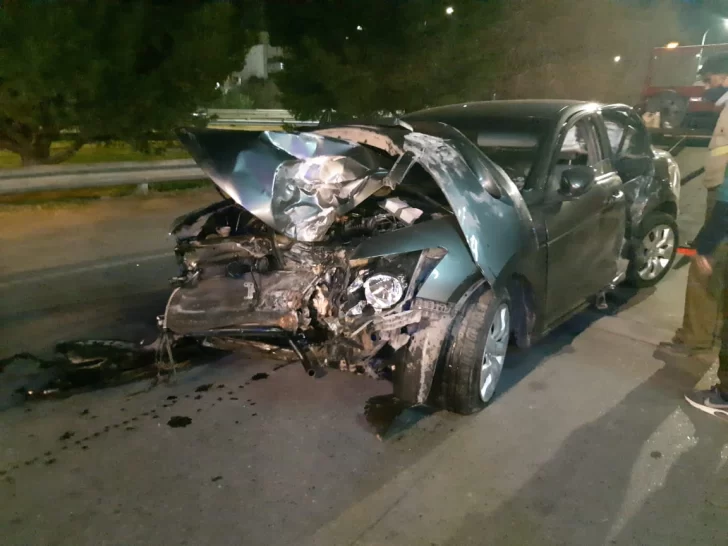 Creen que manejaba ebrio, chocó varios autos estacionados y terminó incrustado en un árbol Creen que manejaba ebrio, chocó varios autos estacionados y terminó incrustado en un árbol