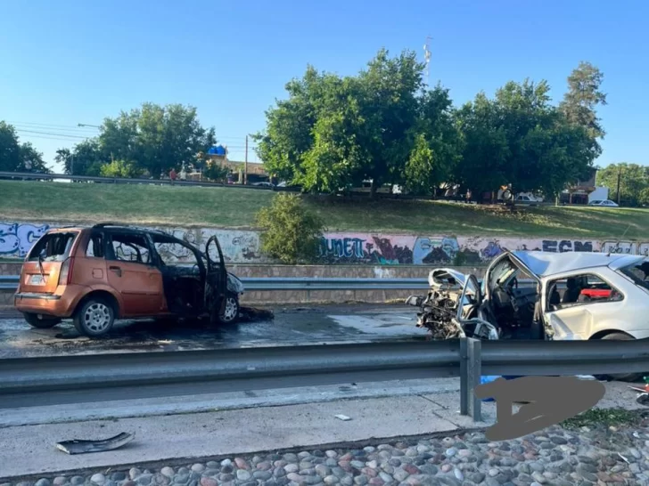 Incendio y muerte en Circunvalación por un choque entre 2 autos: uno iba en contramano Incendio y muerte en Circunvalación por un choque entre 2 autos: uno iba en contramano