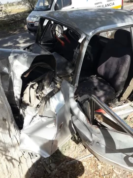 Chocó contra un árbol, fue rescatado por Bomberos y debió ser operado por una fractura de fémur Chocó contra un árbol, fue rescatado por Bomberos y debió ser operado por una fractura de fémur