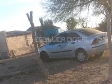 Un auto se incrustó en el frente de una casa y sus ocupantes se dieron a la fuga