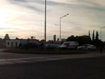 Triple choque en el Conector Sur: la mitad de la moto quedó debajo de una camioneta Triple choque en el Conector Sur: la mitad de la moto quedó debajo de una camioneta