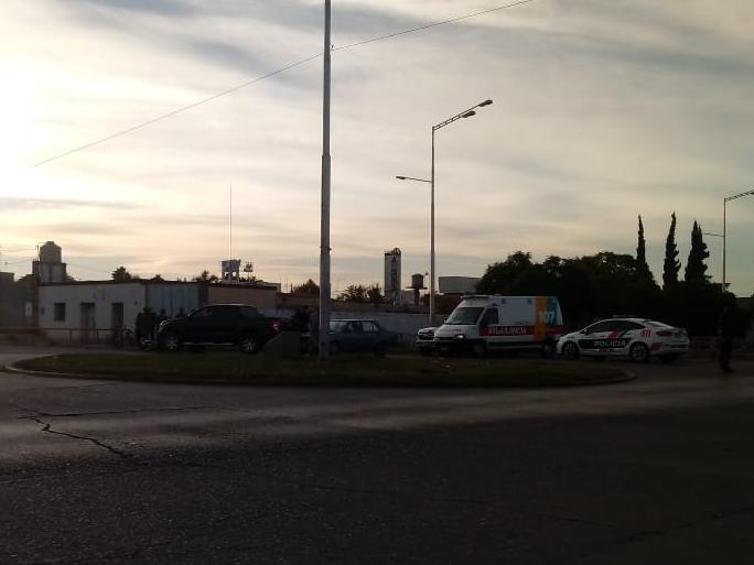 Triple choque en el Conector Sur: la mitad de la moto quedó debajo de una camioneta Triple choque en el Conector Sur: la mitad de la moto quedó debajo de una camioneta