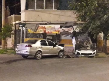 Fuerte choque entre dos autos: uno quedó dado vuelta en la vereda de un comercio Fuerte choque entre dos autos: uno quedó dado vuelta en la vereda de un comercio