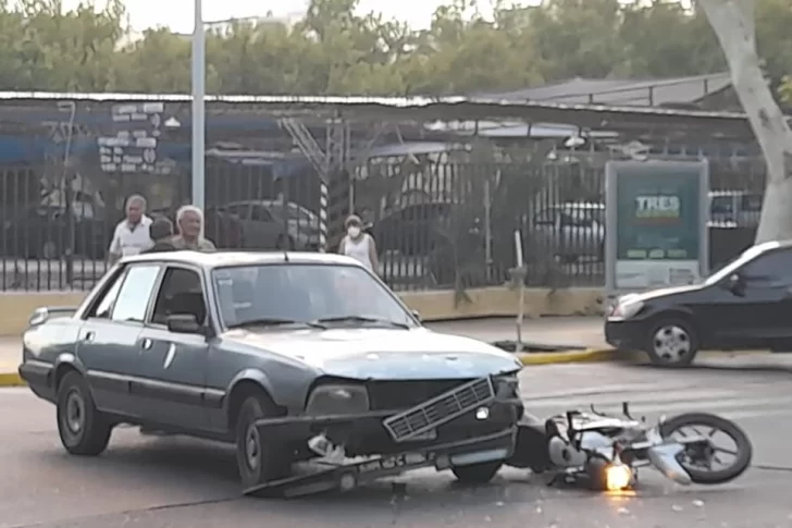 Motociclista fue hospitalizado tras chocar con un auto en pleno microcentro