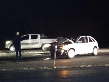 Otro choque en la Ruta 40 hacia el Sur: un Gol impactó contra una camioneta Otro choque en la Ruta 40 hacia el Sur: un Gol impactó contra una camioneta