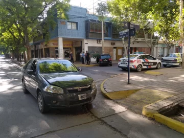 Dos autos chocaron en el microcentro sanjuanino y uno terminó en la vereda Dos autos chocaron en el microcentro sanjuanino y uno terminó en la vereda
