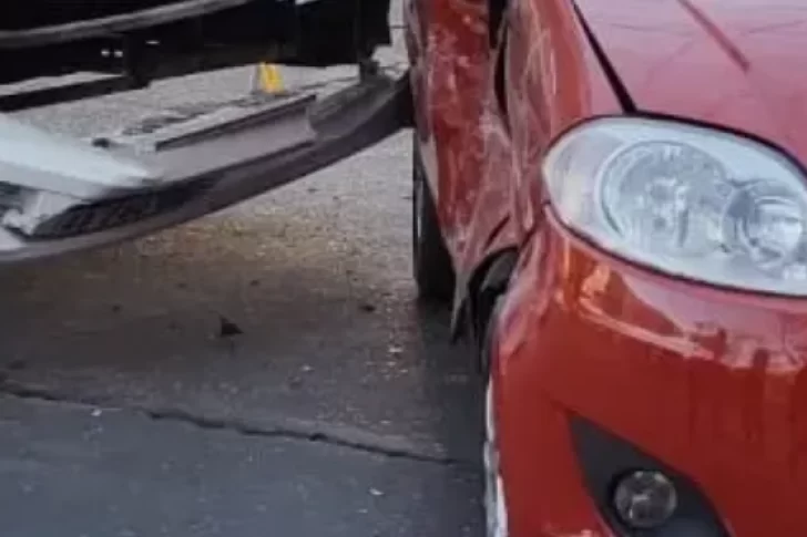 Esquina sin semáforo: choque entre colectivo y auto deja 8 pasajeros hospitalizados