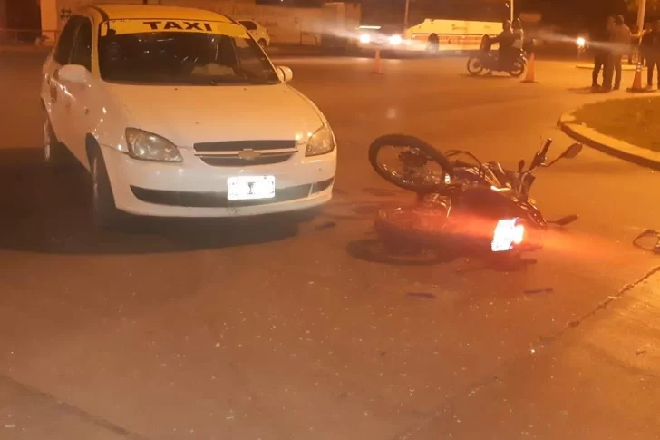 Hospitalizaron en grave estado a un motociclista tras impactar contra un taxi