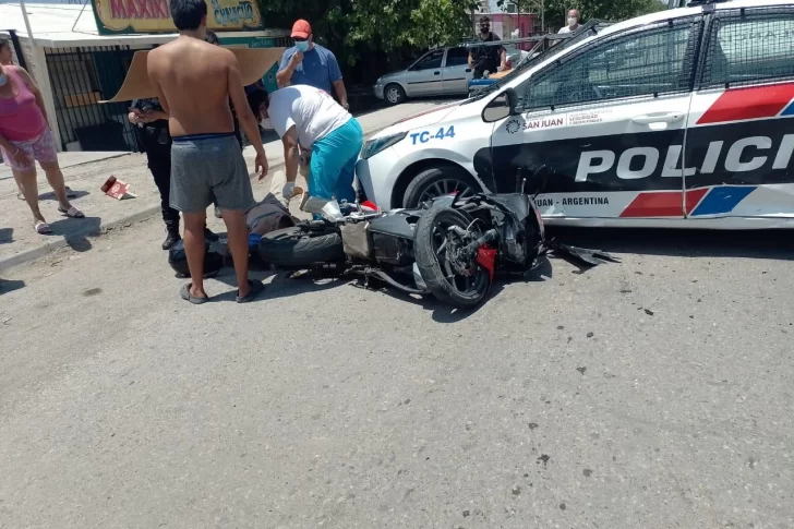 Motociclista chocó con un patrullero y terminó hospitalizado