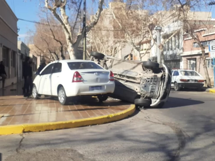 Impactante choque y vuelco en una esquina del microcentro: voltearon un semáforo Impactante choque y vuelco en una esquina del microcentro: voltearon un semáforo