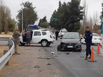 Fuerte choque entre dos vehículos en una peligrosa intersección de Santa Lucía Fuerte choque entre dos vehículos en una peligrosa intersección de Santa Lucía