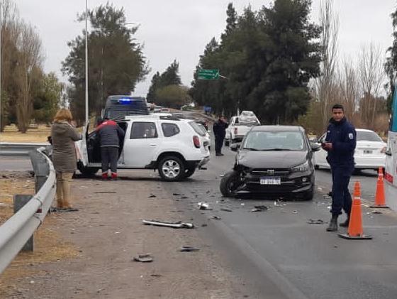 Fuerte choque entre dos vehículos en una peligrosa intersección de Santa Lucía Fuerte choque entre dos vehículos en una peligrosa intersección de Santa Lucía