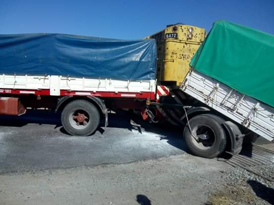 Un tren de carga impactó con el acoplado de un camión en Cochagual Un tren de carga impactó con el acoplado de un camión en Cochagual