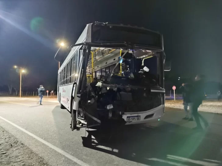 Imágenes exclusivas del siniestro vial entre un colectivo de la Línea 345 y un tren Imágenes exclusivas del siniestro vial entre un colectivo de la Línea 345 y un tren