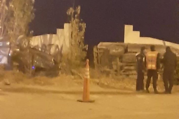 Un auto escapaba de la Policía y volcó tras chocar con una camioneta