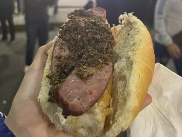 Un inglés comió un choripán en la Bombonera y es viral por el precio que pagó Un inglés comió un choripán en la Bombonera y es viral por el precio que pagó