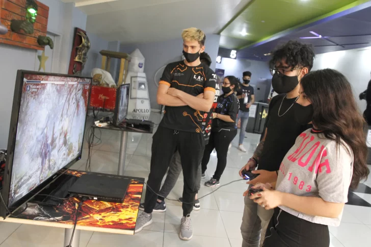 Joysticks encendidos y pochoclo en el cine Joysticks encendidos y pochoclo en el cine