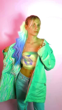 Una voz que emerge con estilo personal Una voz que emerge con estilo personal