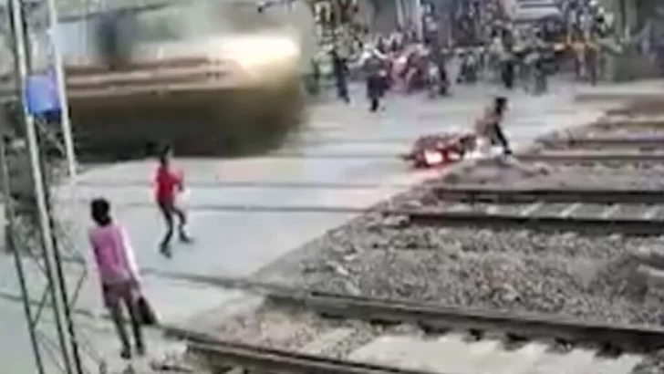 Un motociclista se salvó de milagro de ser arrollado por un tren en la India Un motociclista se salvó de milagro de ser arrollado por un tren en la India