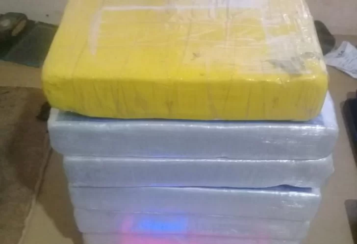 Detuvieron a un peruano que llevaba seis kilos de cocaína en cajas de alfajores Detuvieron a un peruano que llevaba seis kilos de cocaína en cajas de alfajores
