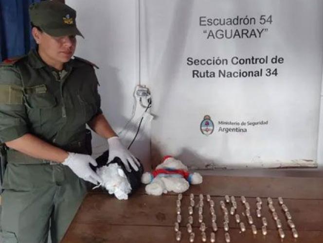 Encontraron 55 cápsulas de cocaína que viajaban ocultas en un peluche
