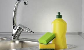 Esponjas, paños y guantes: el motivo por el que hay que cambiarlos todas las semanas