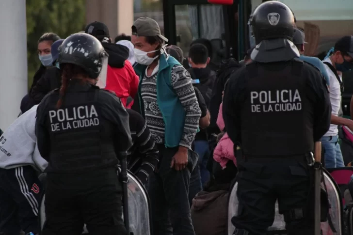 Detuvieron en Buenos Aires un micro con 62 extranjeros que salió de La Quiaca