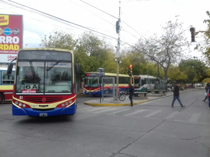 Por la protesta de choferes, pasajeros pasaron hasta una hora en los micros Por la protesta de choferes, pasajeros pasaron hasta una hora en los micros