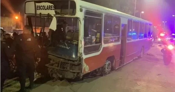 Robó un micro escolar, lo persiguieron 20 patrulleros 22 kilómetros y terminó detenido Robó un micro escolar, lo persiguieron 20 patrulleros 22 kilómetros y terminó detenido