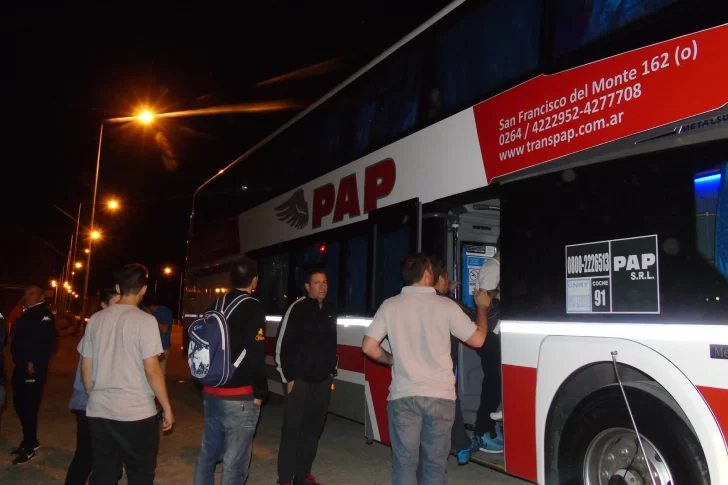 Tragedia en Misiones: un micro se despistó tras reventar un neumático y murieron 3 personas