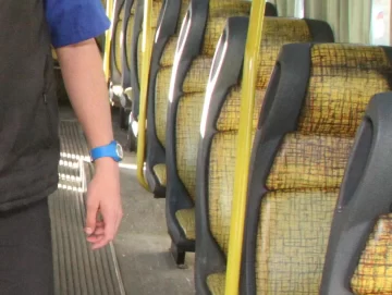 Intentó robarle el celular a un menor en el micro y fue atrapado por otro pasajero Intentó robarle el celular a un menor en el micro y fue atrapado por otro pasajero