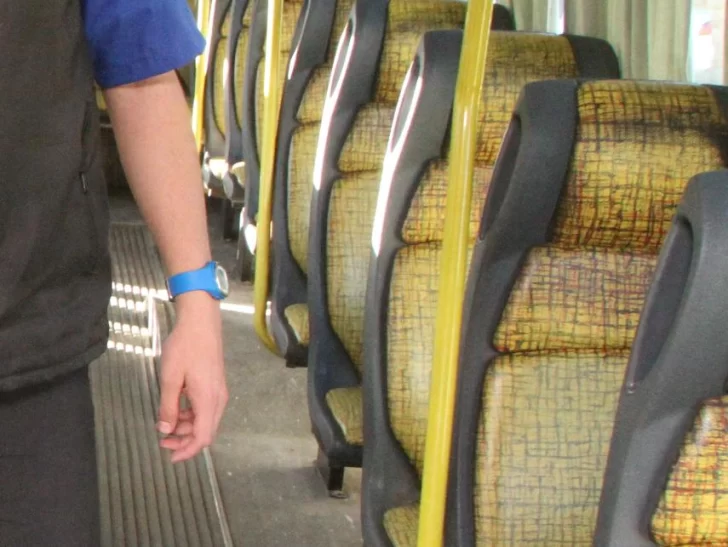 Intentó robarle el celular a un menor en el micro y fue atrapado por otro pasajero Intentó robarle el celular a un menor en el micro y fue atrapado por otro pasajero