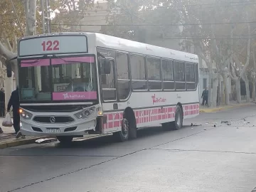 Un colectivo y una camioneta chocaron a una cuadra de un siniestro ocurrido minutos antes Un colectivo y una camioneta chocaron a una cuadra de un siniestro ocurrido minutos antes